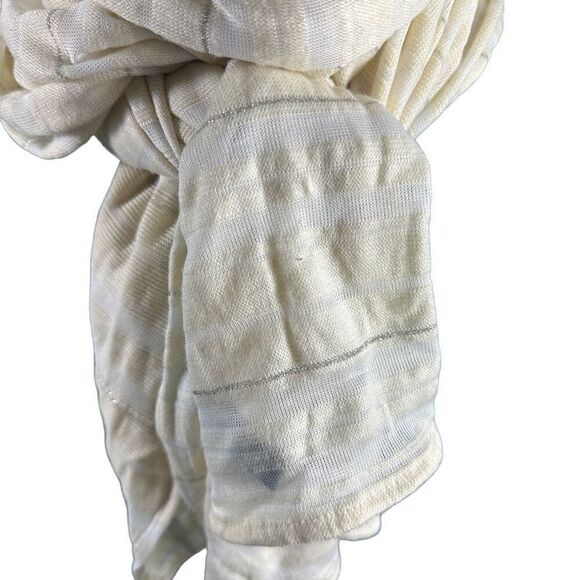 Gorgeous GAP cream with silver striped accents - Picture 2 of 3